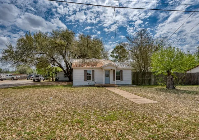 Homes for sale in Lexington, TX | 609 Dickson St, Lexington, TX 78947 | MLS# 4768754