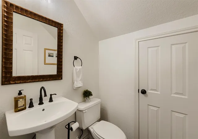 Photo 4 of Single family home for sale at 1918 Lakeway Blvd, Lakeway, TX 78734 | MLS# 1155664 | Listing updated on 2026-08-03
