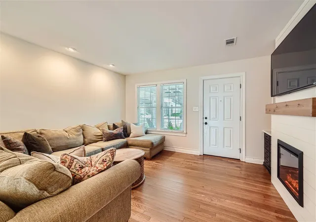 3rd image of 1215 Payne Ave, Austin, TX 78757 | MLS# 9962203
