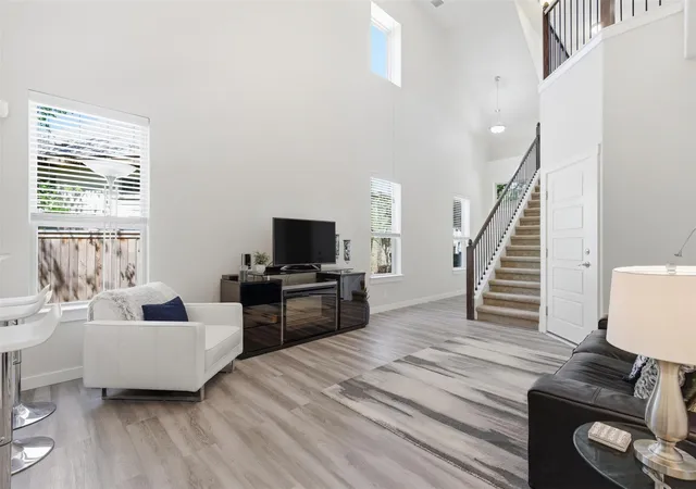 Listing Photo 4 - Condo for sale in building located at 2101 Rivers Edge Wy, Austin, TX 78741 - Unit #22