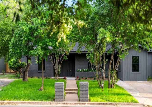 2nd image of 2105 Brunswick Dr, Austin, TX 78723 | MLS# 1758787