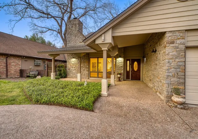 3rd image of 402 Meadowlakes Dr, Meadowlakes, TX 78654 | MLS# 5550454