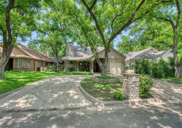 4th image of 402 Meadowlakes Dr, Meadowlakes, TX 78654 | MLS# 5550454