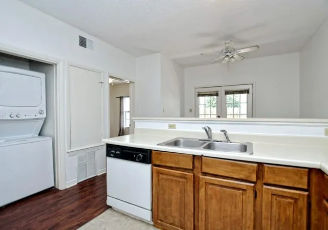 Listing Photo 5 - Condo for sale in building located at 2216 San Gabriel St, Austin, TX 78705 - Unit #105