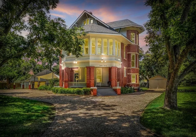 2nd image of 1220 W Lake Dr, Taylor, TX 76574 | MLS# 2018232