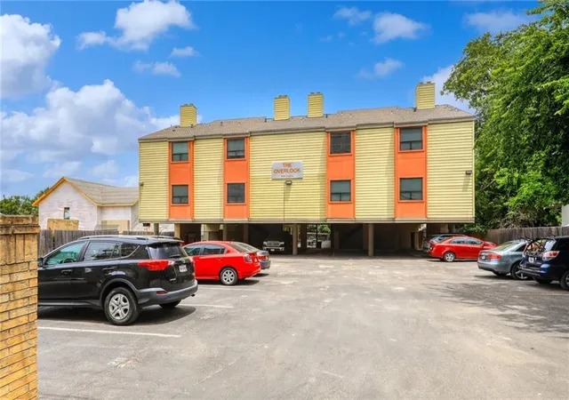 2nd image of 908 Poplar St, Austin, TX 78705