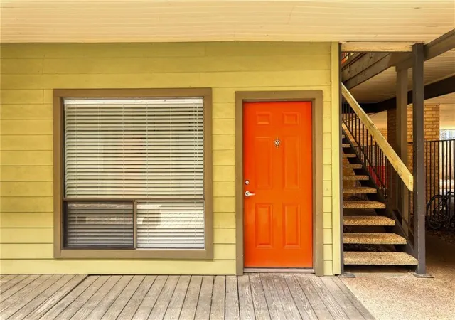 3rd image of 908 Poplar St, Austin, TX 78705