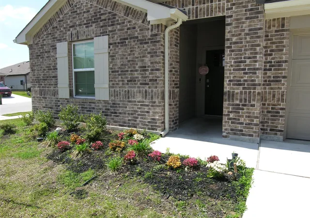 Photo 3 of Single family home for sale at 13700 Dismuke Dr, Manor, TX 78653 | MLS# 7470789 | Listing updated on 2026-03-31