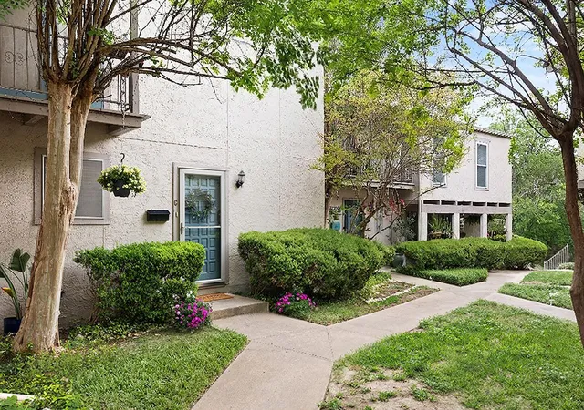 3rd image of 3613 Las Colinas Dr, Austin, TX 78731