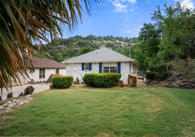 Photo 1 of Single family home for sale at 305 Mountain View, Llano, TX 78643 | MLS# 4134203 | Listing updated on 2026-10-05