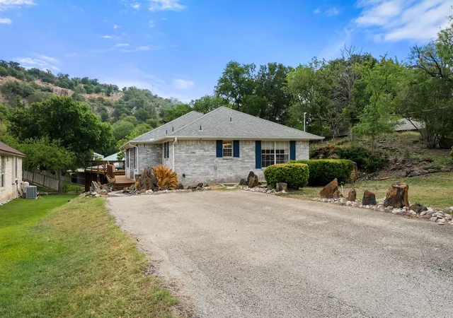 Photo 3 of Single family home for sale at 305 Mountain View, Llano, TX 78643 | MLS# 4134203 | Listing updated on 2026-10-11