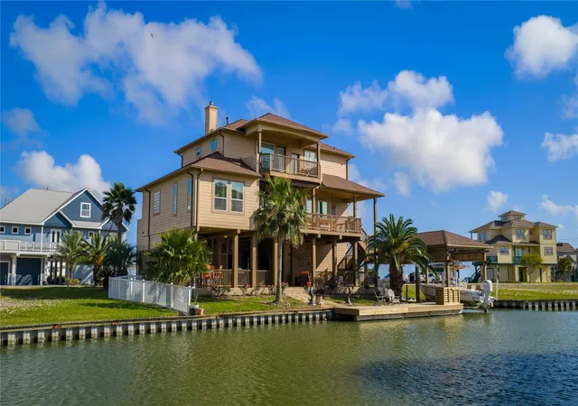 Photo 1 of Single family home for sale at 8 Loggerhead, Hitchcock, TX 77563 | MLS# 9805655 | Listing updated on 2026-04-02