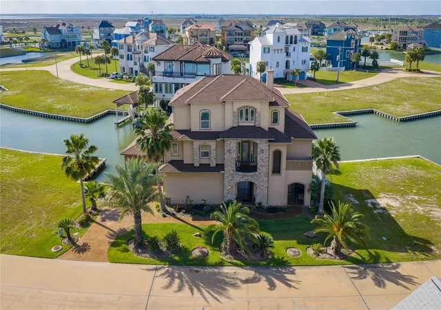 Photo 2 of Single family home for sale at 8 Loggerhead, Hitchcock, TX 77563 | MLS# 9805655 | Listing updated on 2026-04-02