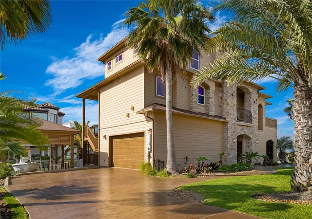 Photo 3 of Single family home for sale at 8 Loggerhead, Hitchcock, TX 77563 | MLS# 9805655 | Listing updated on 2026-04-02