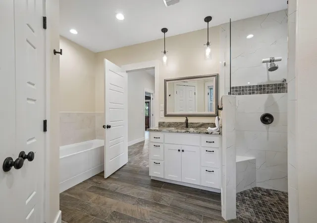 Photo 4 of Single family home for sale at 190 Magnolia Mdw, Canyon Lake, TX 78133 | MLS# 6359335 | Listing updated on 2026-10-13
