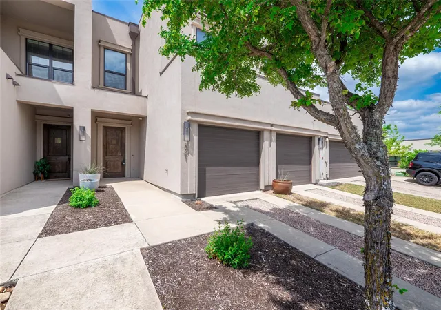 Listing Photo 3 - Condo for sale in building located at 8200 Sw Pkwy, Austin, TX 78735 - Unit #321
