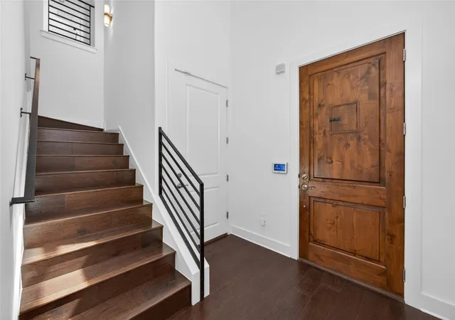 Listing Photo 4 - Condo for sale in building located at 8200 Sw Pkwy, Austin, TX 78735 - Unit #321