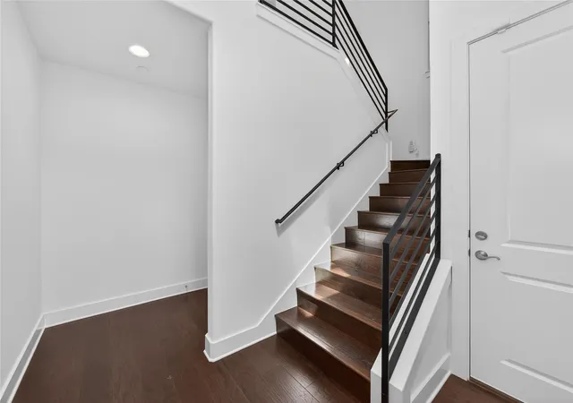 Listing Photo 5 - Condo for sale in building located at 8200 Sw Pkwy, Austin, TX 78735 - Unit #321