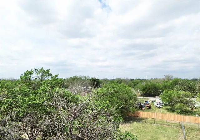 10th image of 303 E Wolf St, Granger, TX 76530 | MLS# 4762531