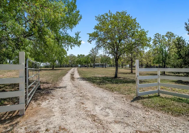 Homes for sale in Giddings, TX | 2205 S Us Hwy 77, Giddings, TX 78942 | MLS# 4964325