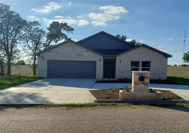 1st image of 121 Spanish Oak Trl, Cameron, TX 76520 | MLS# 3787741