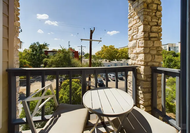 Listing Photo 4 - Condo for sale in building located at 711 W 21St St, Austin, TX 78705 - Unit #304