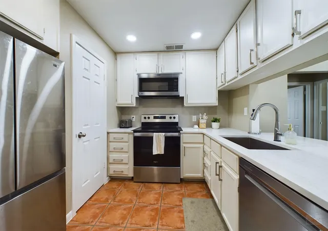 Listing Photo 5 - Condo for sale in building located at 711 W 21St St, Austin, TX 78705 - Unit #304