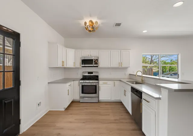 3rd image of 5408 Downs Dr, Austin, TX 78721 | MLS# 3911675