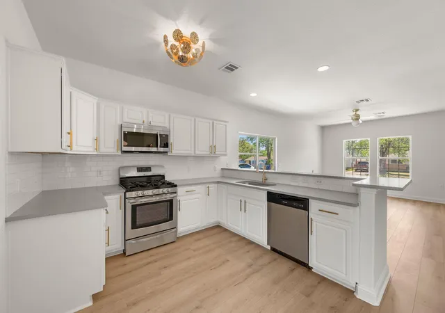 4th image of 5408 Downs Dr, Austin, TX 78721 | MLS# 3911675