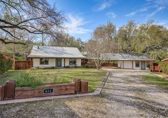 Photo 1 of Single family home for sale at 611 Thurman Cir, Kingsland, TX 78639 | MLS# 4283718 | Listing updated on 2026-10-09
