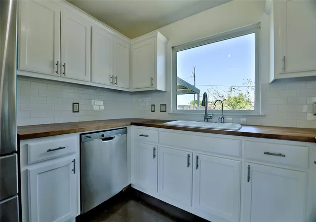 Photo 3 of Single family home for sale at 152 Round Up Dr, Liberty Hill, TX 78642 | MLS# 3853383 | Listing updated on 2026-10-10
