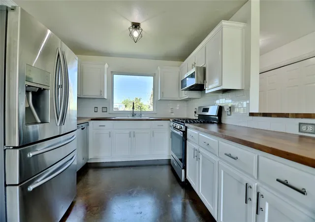 Photo 2 of Single family home for sale at 152 Round Up Dr, Liberty Hill, TX 78642 | MLS# 3853383 | Listing updated on 2026-10-10