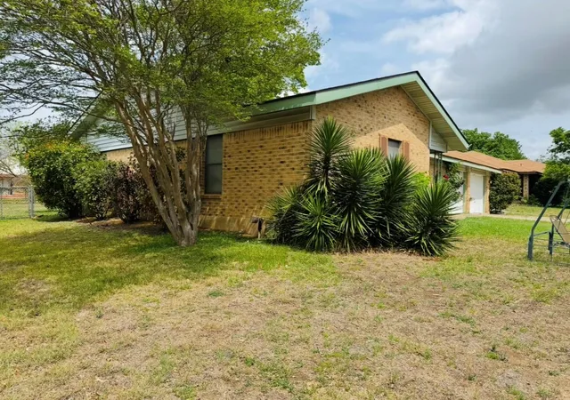2nd image of 206 Loesch Dr, Elgin, TX 78621 | MLS# 6763009