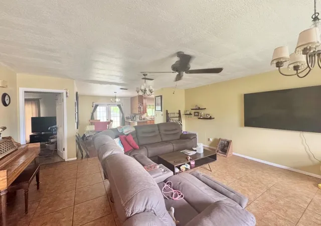 image of 206 Loesch Dr, Elgin, TX 78621 | MLS# 6763009