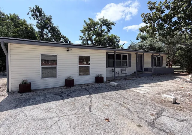 Photo 3 of Single family home for sale at 605 W 11th Street, Elgin, TX 78621 | MLS# 9914725 | Listing updated on 2026-10-04
