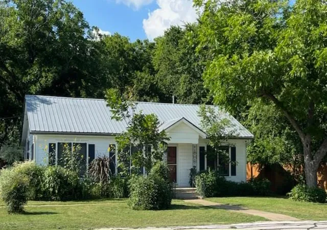 1st image of 1106 Austin St, Bastrop, TX 78602 | MLS# 4597396