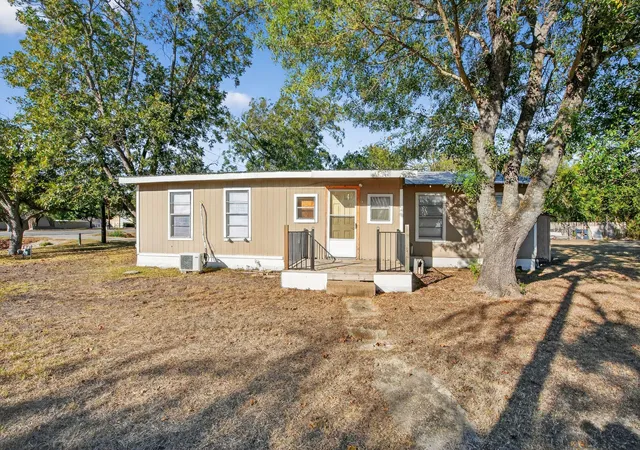 4th image of 1309 Blackjack St, Lockhart, TX 78644 | MLS# 6144195