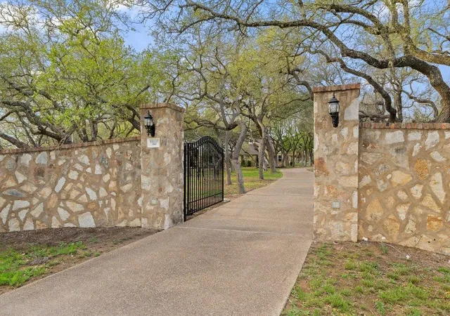 2nd image of 999 Enchanted Oaks Dr, Driftwood, TX 78619 | MLS# 3193737