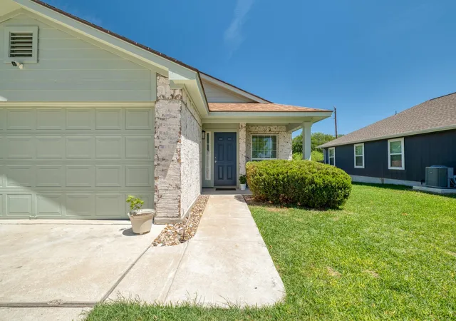 2nd image of 174 Falcon Dr, Luling, TX 78648 | MLS# 4420651