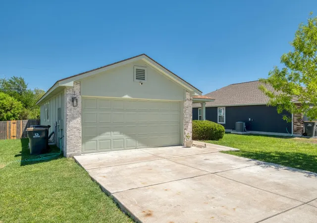 Homes for sale in Luling, TX | 174 Falcon Dr, Luling, TX 78648 | MLS# 4420651