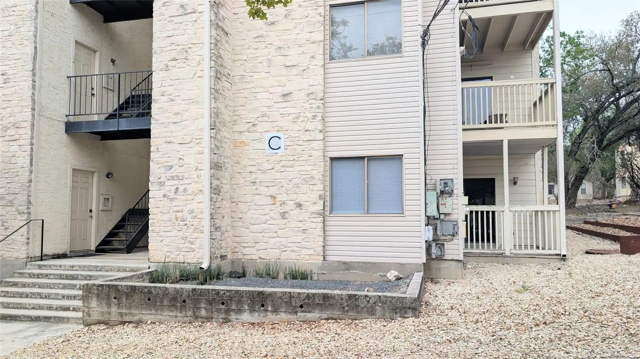 Listing Photo 2 - Condo for sale in 1013 Chestnut St located at 1013 Chestnut St, San Marcos, TX 78666 - Unit #C2