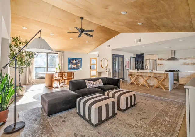 Photo 3 of Single family home for sale at 510 Thousand Oaks Dr, Cedar Creek, TX 78612 | MLS# 9401034 | Listing updated on 2026-09-18