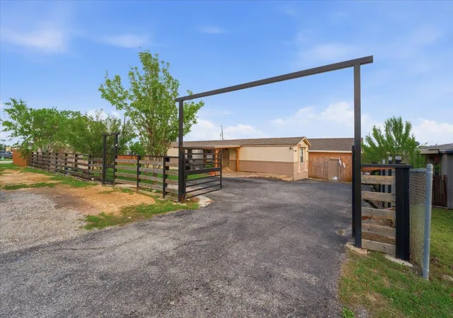 2nd image of 112 Storm Ct, Kyle, TX 78640 | MLS# 9182488