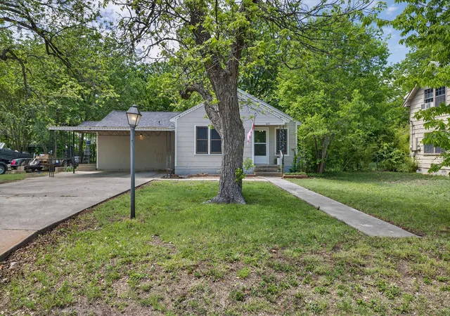 1st image of 621 S Main St, Lockhart, TX 78644 | MLS# 1633438
