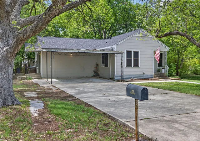 2nd image of 621 S Main St, Lockhart, TX 78644 | MLS# 1633438