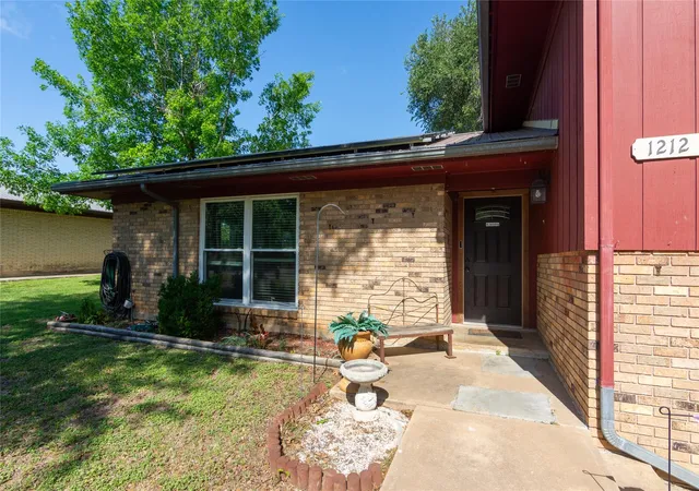 3rd image of 1212 Lake Terrace Dr, Elgin, TX 78621 | MLS# 1877933