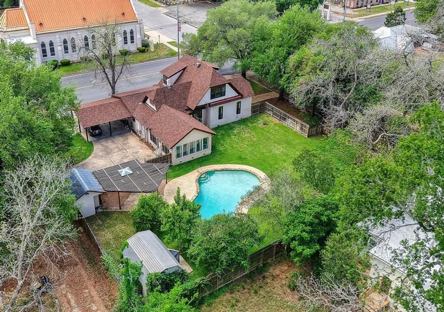 1st image of 300 Mills St, Smithville, TX 78957 | MLS# 5577670