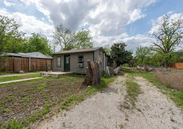 Photo 3 of Sale Pending at 1130 Gravel St, San Marcos, TX 78666 | MLS# 4556895 | Listing updated on 2026-06-23