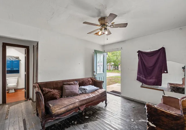 Photo 4 of Sale Pending at 1130 Gravel St, San Marcos, TX 78666 | MLS# 4556895 | Listing updated on 2026-06-23