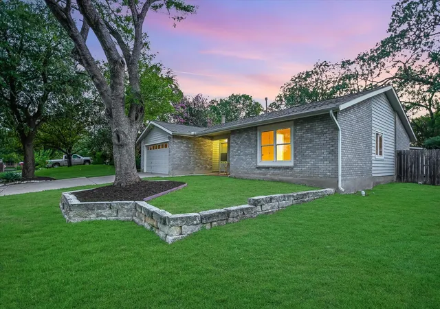 Photo 1 of Single family home for sale at 6906 Moonmont Dr, Austin, TX 78745 | MLS# 9199056 | Listing updated on 2026-10-19